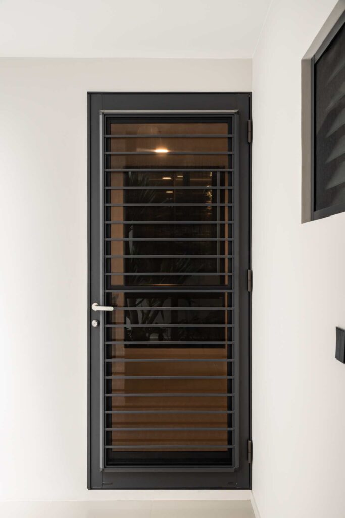 ประตู Airflow Door จาก TOSTEM พร้อมช่องระบายอากาศ ช่วยถ่ายเทอากาศและลดความร้อนสะสมภายใน