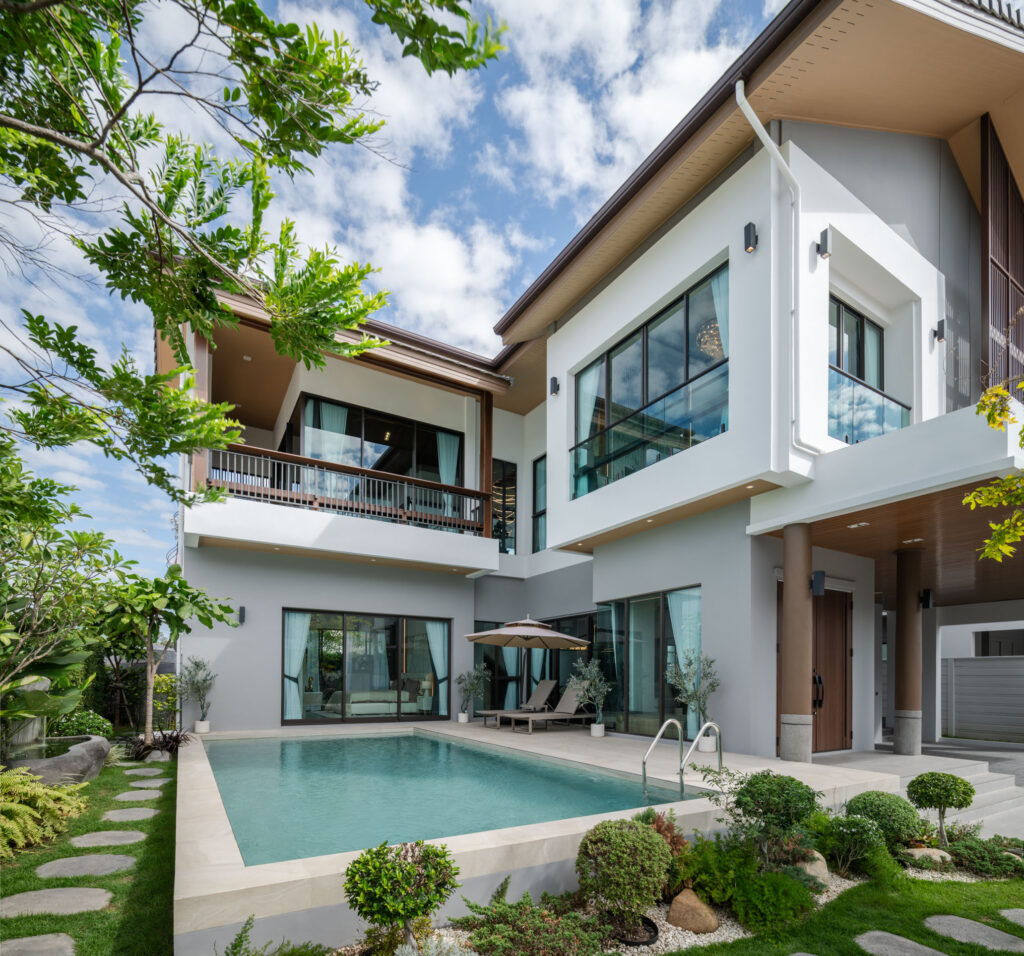 บ้านสองชั้นพร้อมหลังคาและรางน้ำ สำหรับตรวจสอบจุดรั่วซึมก่อนเข้าฤดูฝน