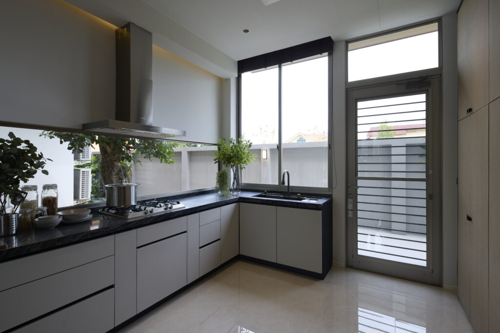 ห้องครัวพร้อม TOSTEM Airflow Door ช่วยเปิดรับลมและระบายอากาศบริเวณพื้นที่หลังบ้าน