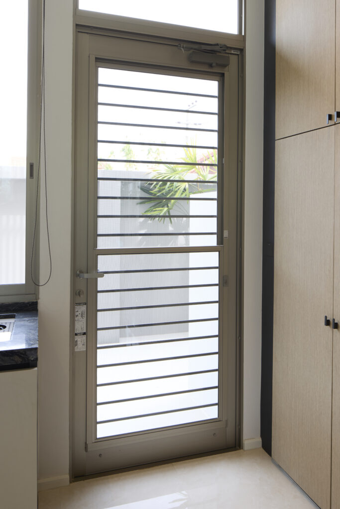TOSTEM Airflow Door พร้อมช่องระบายอากาศและมุ้งลวดในตัว ช่วยรับลมและป้องกันแมลงเข้าบ้าน