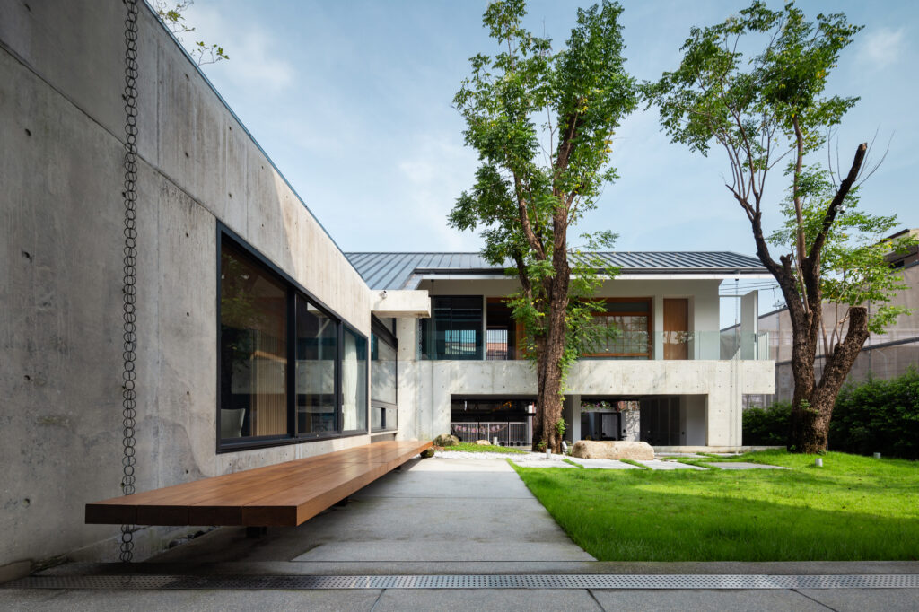 จัดสวนข้างบ้านด้วยแผ่นทางเดินและสนามหญ้า