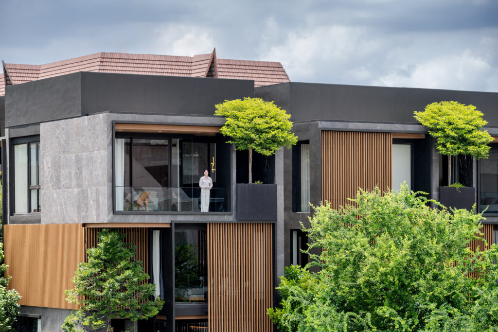 บ้านโมเดิร์นที่วางตำแหน่งประตู-หน้าต่างให้สอดคล้องกับแบบบ้านและพื้นที่ใช้งาน